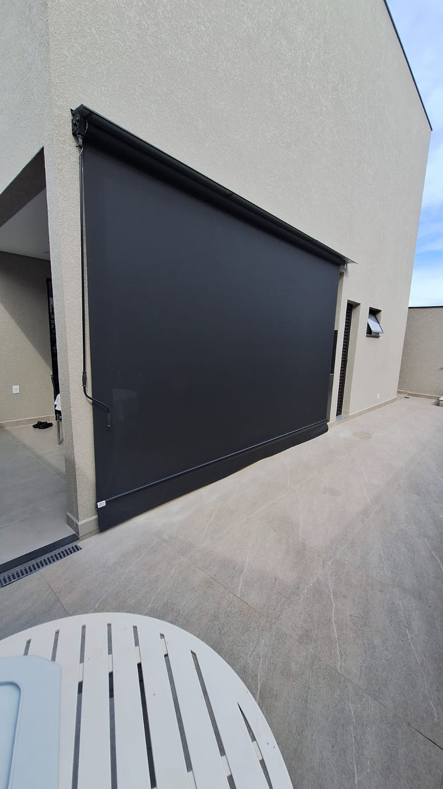 Toldo articulado preto em fachada residencial — Cabreúva